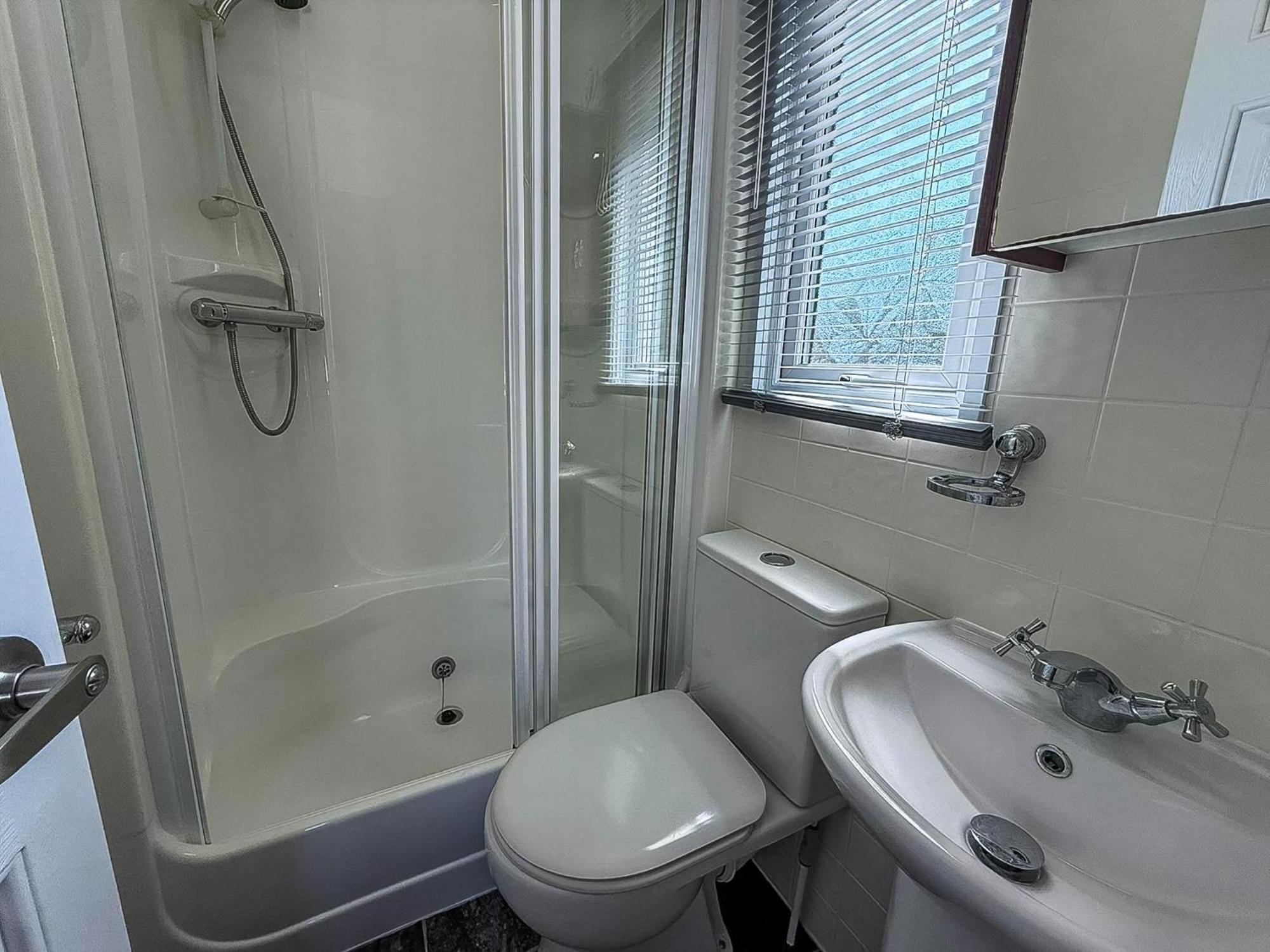 6 Berth Caravan With Decking At Cherry Tree Park In Norfolk Ref 70014g *