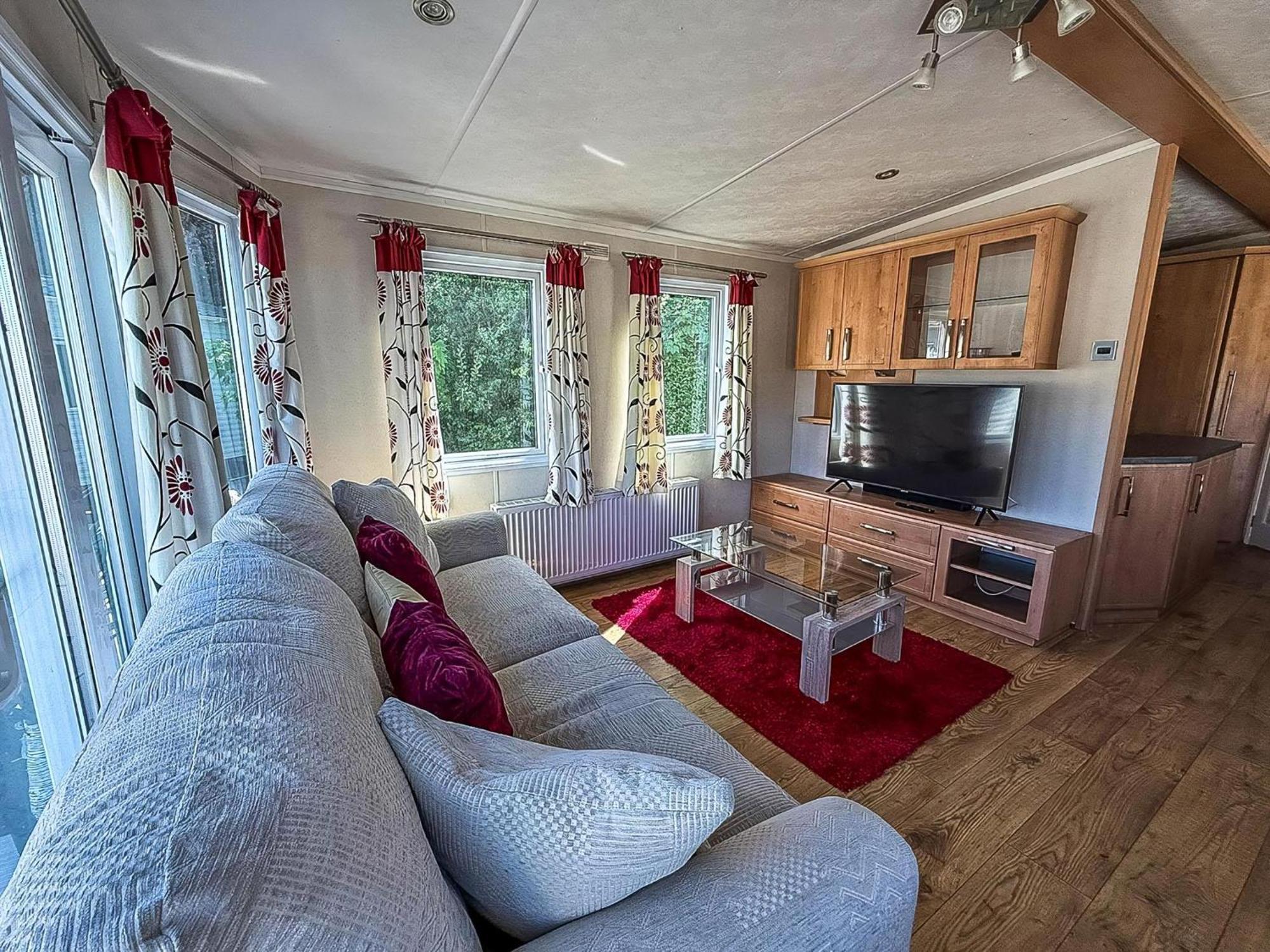 6 Berth Caravan With Decking At Cherry Tree Park In Norfolk Ref 70014g