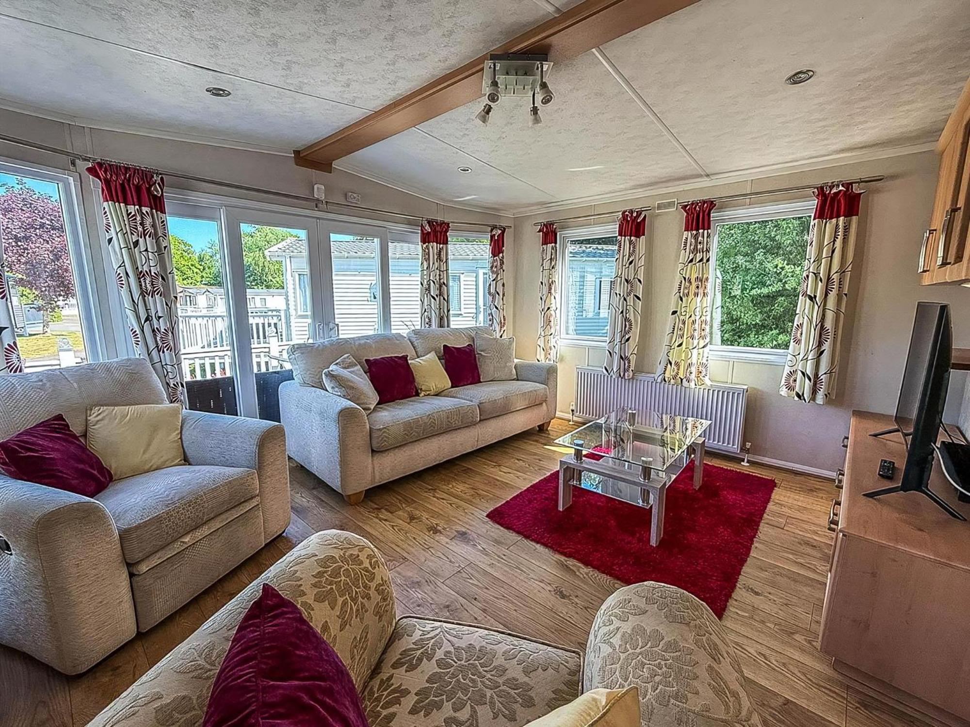 6 Berth Caravan With Decking At Cherry Tree Park In Norfolk Ref 70014g Campeggio Great Yarmouth