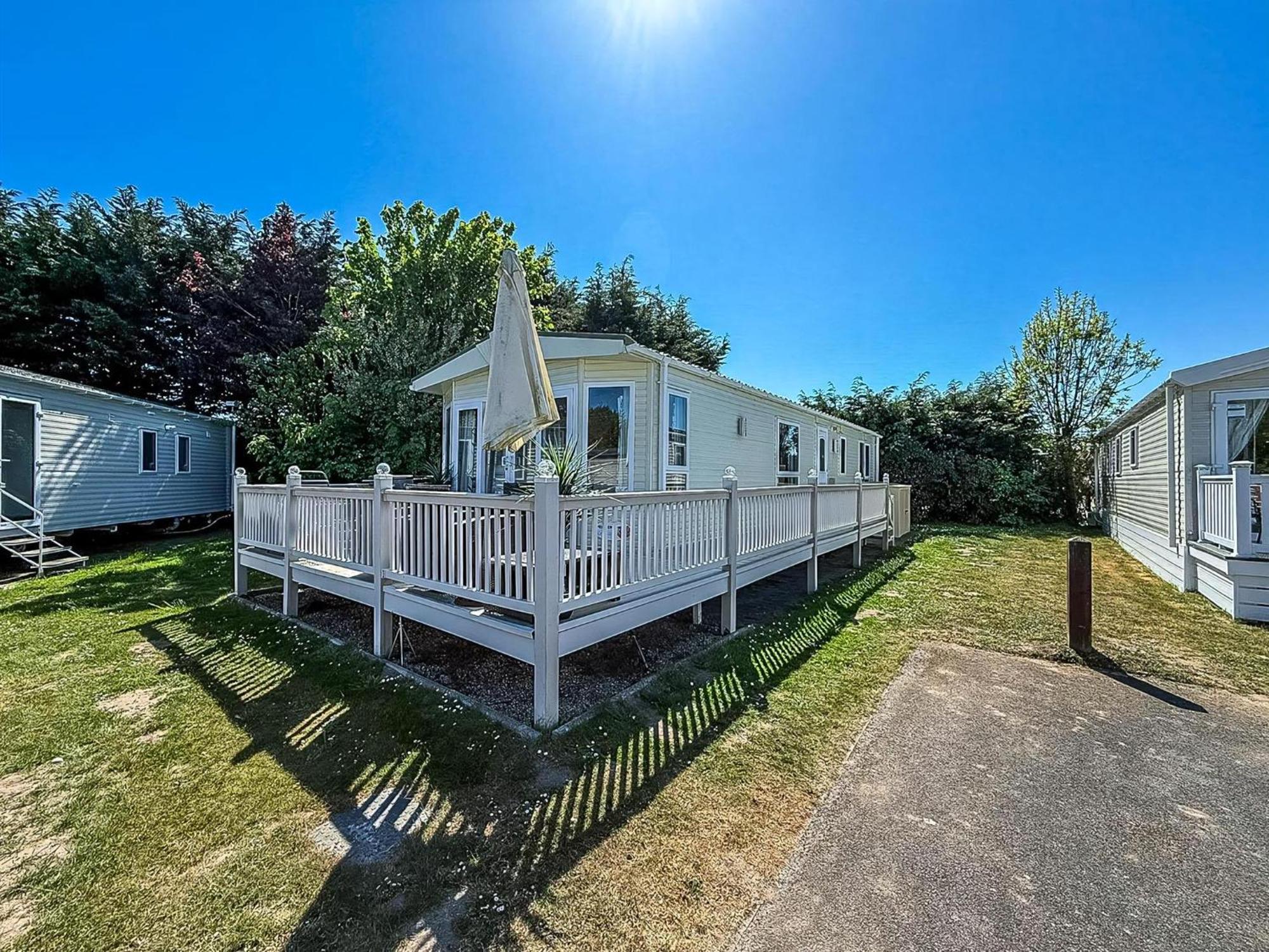 6 Berth Caravan With Decking At Cherry Tree Park In Norfolk Ref 70014g *