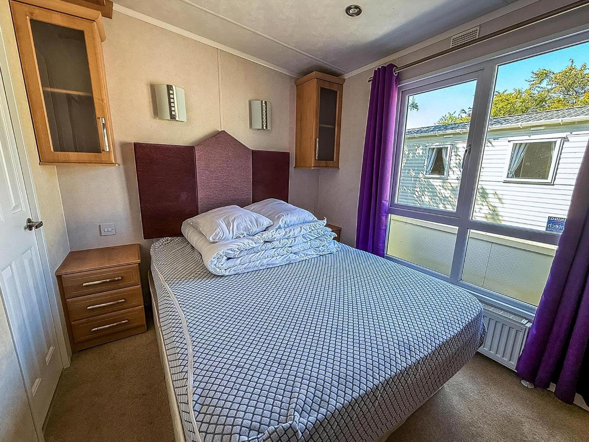 6 Berth Caravan With Decking At Cherry Tree Park In Norfolk Ref 70014g * Great Yarmouth