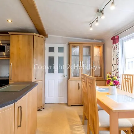 6 Berth Caravan With Decking At Cherry Tree Park In Norfolk Ref 70014G Great Yarmouth Exterior photo