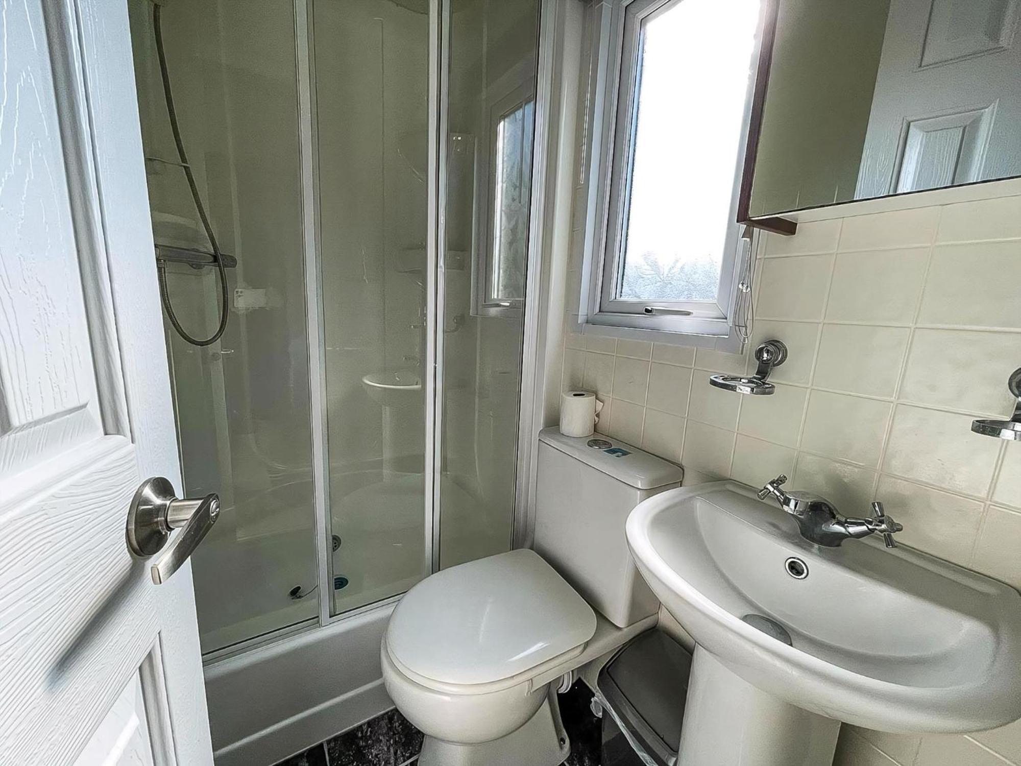 6 Berth Caravan With Decking At Cherry Tree Park In Norfolk Ref 70014g * Great Yarmouth