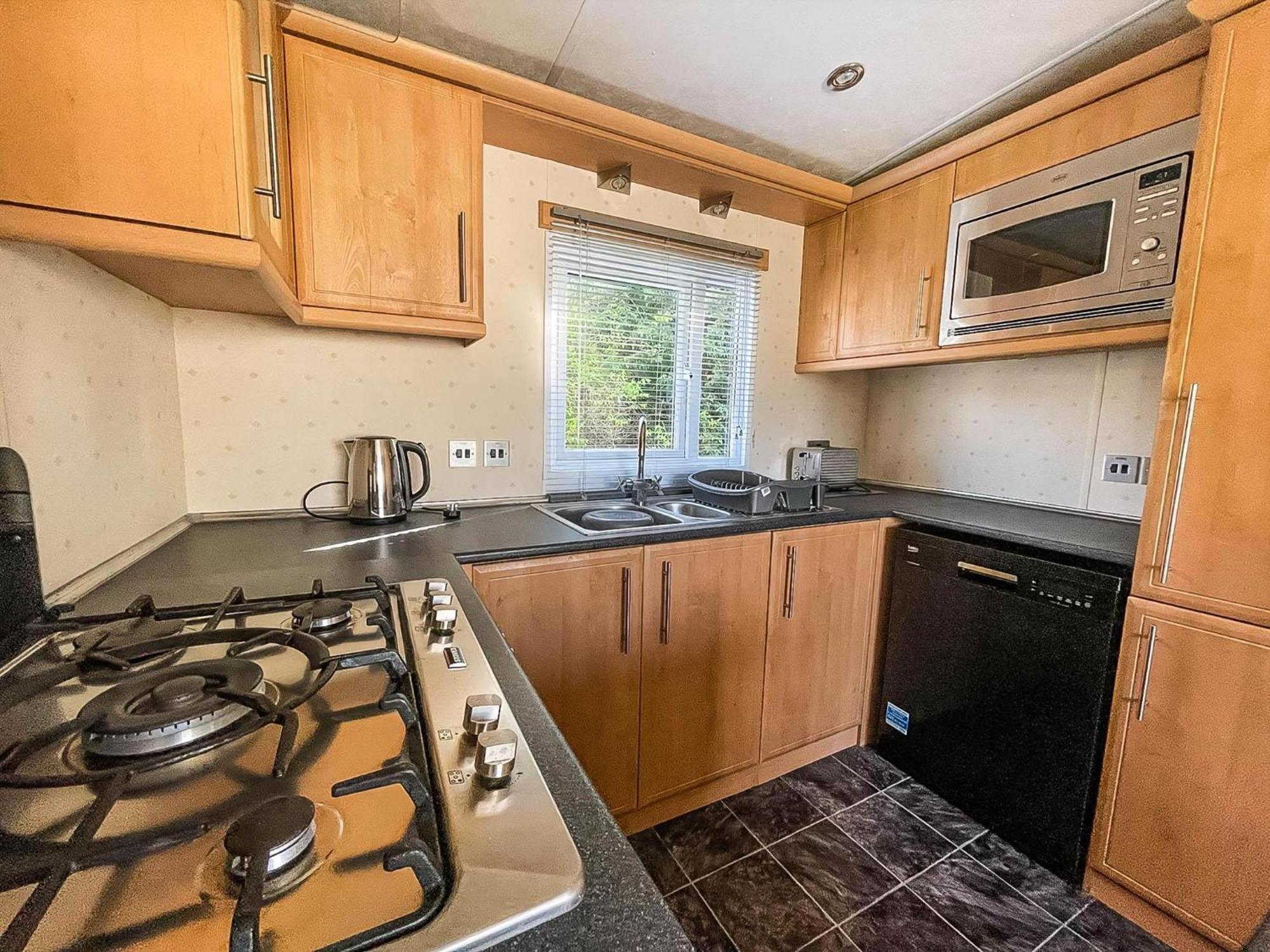 6 Berth Caravan With Decking At Cherry Tree Park In Norfolk Ref 70014g Campsite *