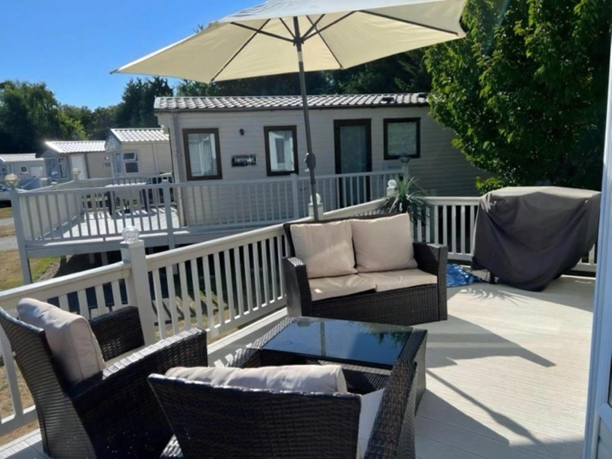 Campsite 6 Berth Caravan With Decking At Cherry Tree Park In Norfolk Ref 70014g *